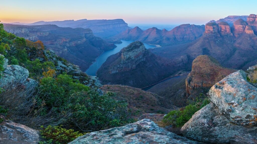 Spektakuläre Drohnenaufnahme des Blyde River Canyons mit den Three Rondavels bei Sonnenaufgang