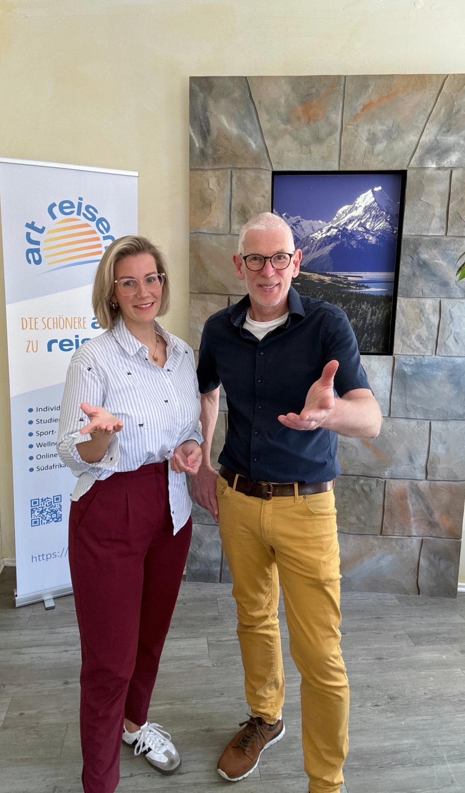 Deliah und Bernd zusammen im Reisebüro