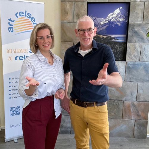 Deliah und Bernd zusammen im Reisebüro